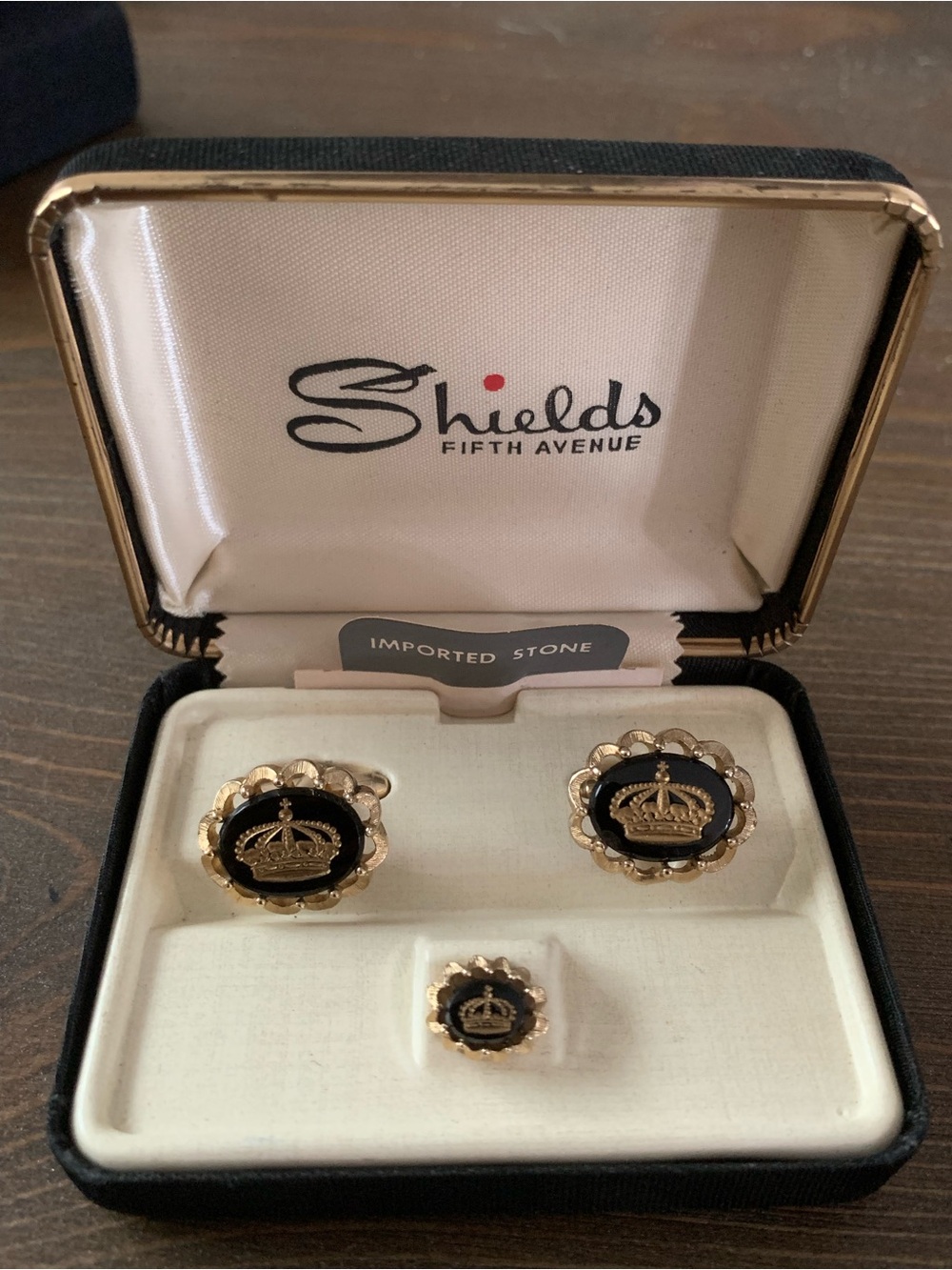 Shields Fifth Avenue cufflink and tie tack set features a regal gol